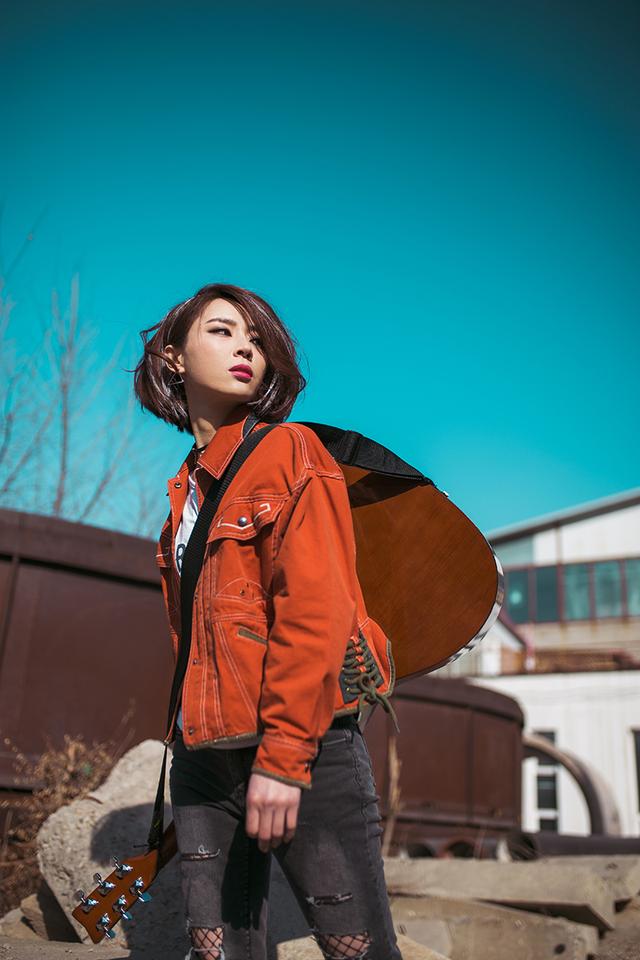 背上吉他去流浪 創作才女薛京全新寫真詮釋灑脫不羈