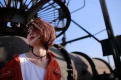 背上吉他去流浪 創作才女薛京全新寫真詮釋灑脫